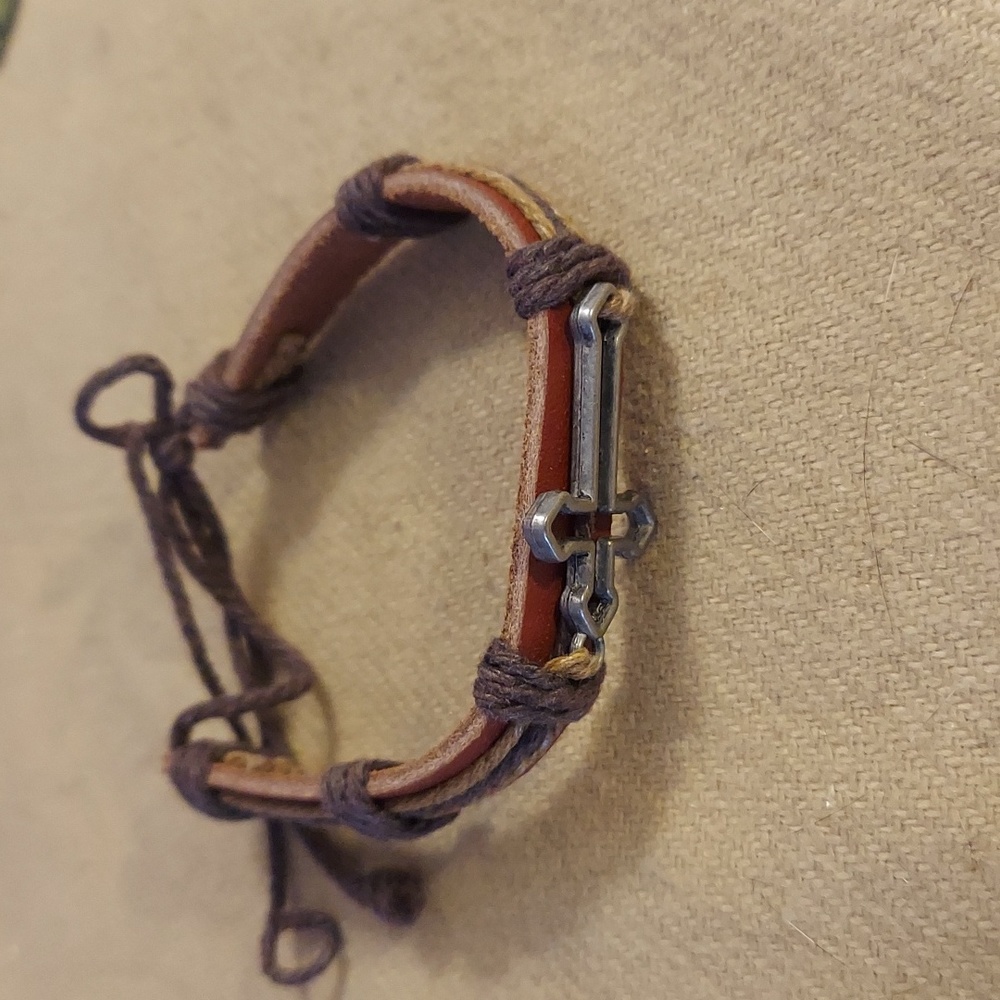 🩶 Brown Leather & Silver Cross Bracelet